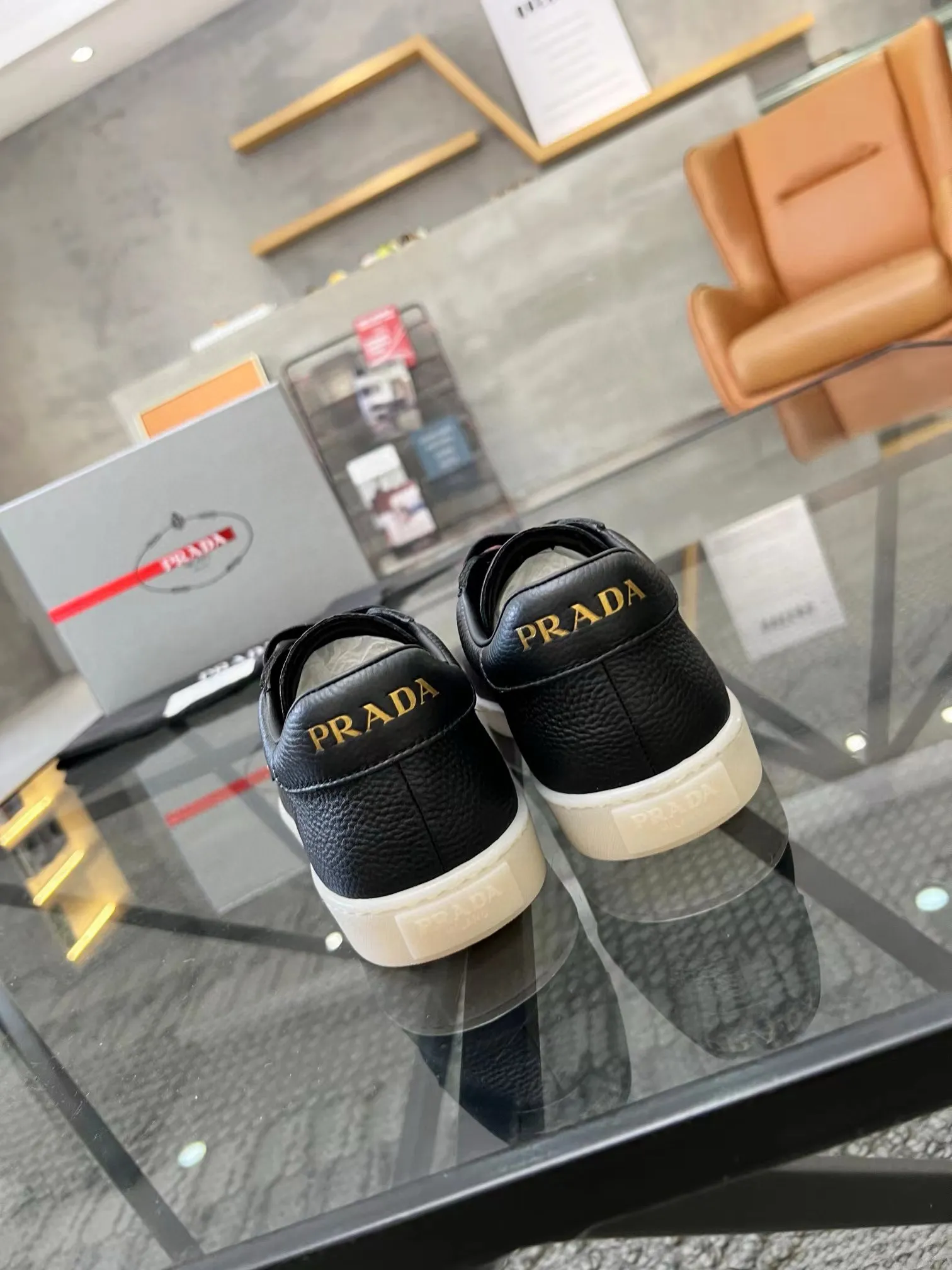 Factory price: 400💰Prada new men's leather sports shoes, the highest version on the market, any comparison is welcome🆚! The original leather has excellent texture and is super high-end! Fetal sheep net lining imported from Italy, removable pad! Luxurious materials and fine workmanship, highly recommended! Code number: 38-44, customized 45